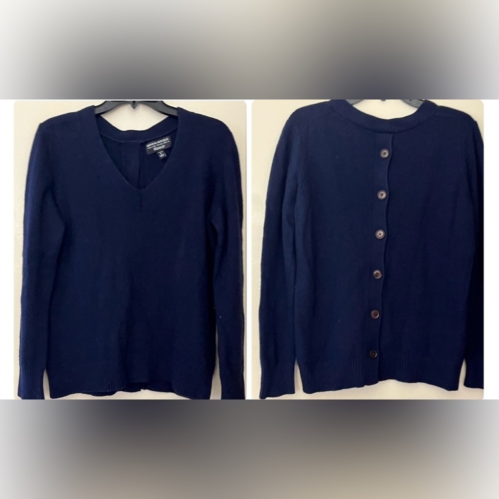 BANANA REPUBLIC Women’s Dark Blue V Neck Long Sleeved Sweater. Buttons Down Back